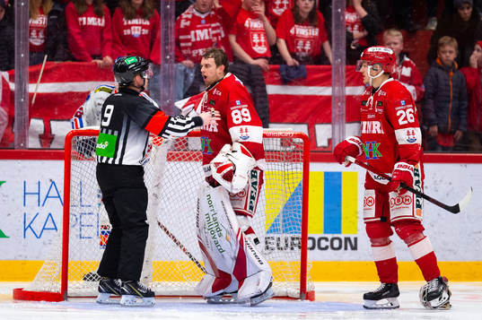 Timrås målvakt Niklas Svedberg diskuterar med Domare Pehr