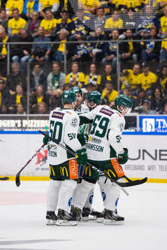 Spelare ur Färjestad jublar