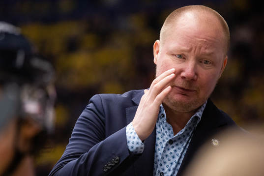 s assisterande tränare Jonas Holmström deppar