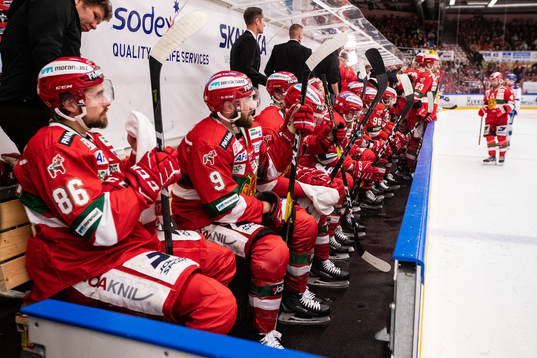 Moras spelarna deppar på bänken
