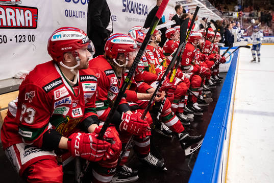 Moras spelarna deppar på bänken