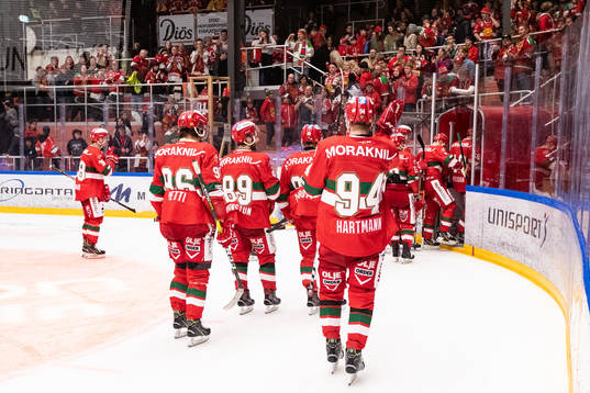 Moras spelarna lämnar isen