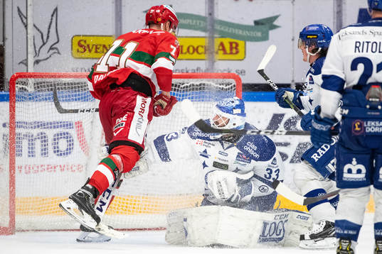 Moras Alexander Hilmerson framför Leksands målvakt Axel