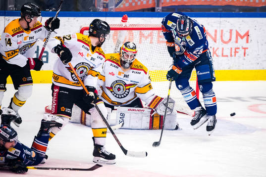 Växjös Roman Horak och Luleås målvakt Joel Lassinantti