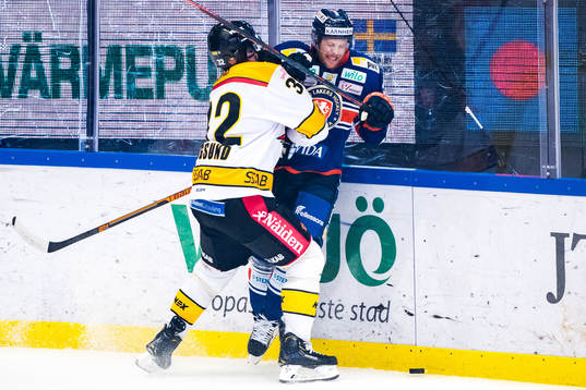 Luleås Oscar Engsund tacklar Växjös Kris Versteeg
