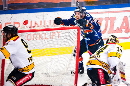 Växjös Brendan Shinnimin jublar