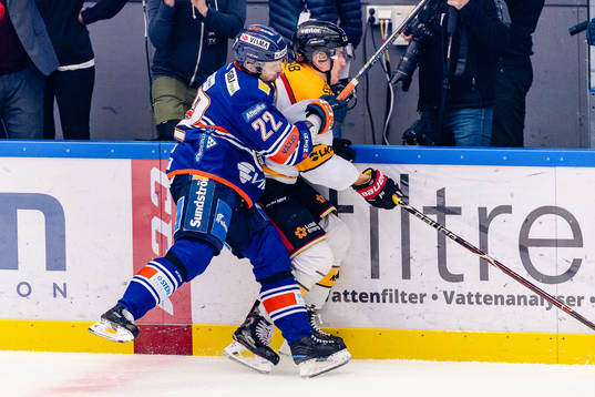Växjös Janne Pesonen tacklar Luleås Joonas Jalvanti