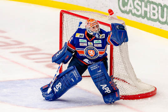 Växjös målvakt Viktor Andrén fångar en puck i