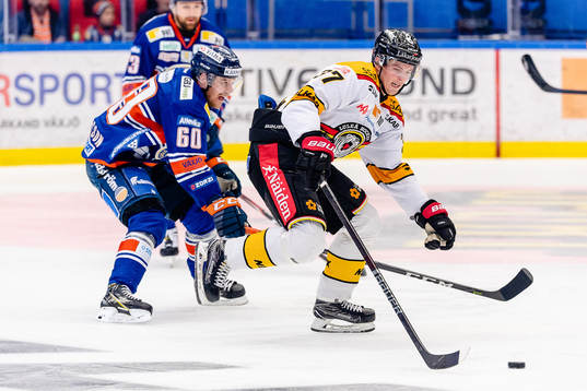 Luleås Nils Lundkvist jagas av Växjös Erik Josefsson