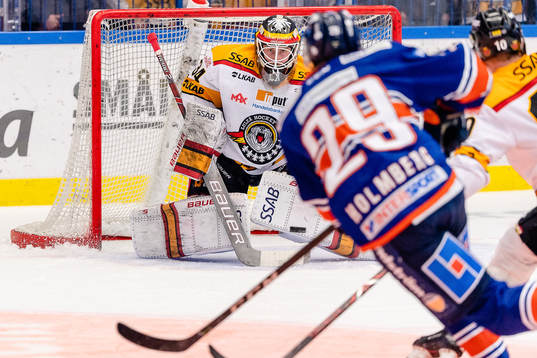 Växjös Pontus Holmberg  skjuter ett skott mot Luleås