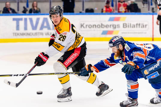 Luleås Erik Gustafsson jagas av Växjös Liam Reddox