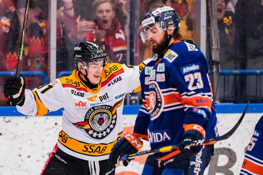 Luleås Austin Farley jublar med Växjös Roman Horak deppar