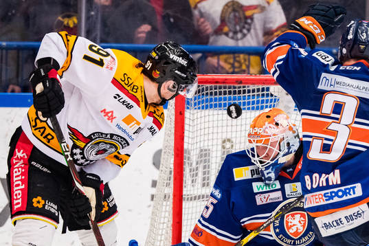 Luleås Petter Emanuelsson framför Växjös målvakt