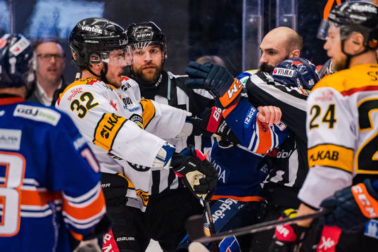 Luleås Karl Fabricius och Luleås Växjös Daniel Rahimi i