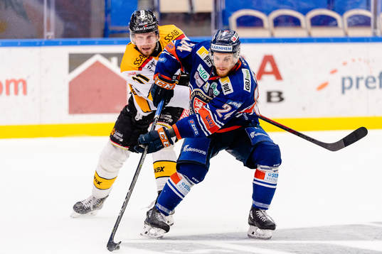 Växjös Brendan Shinnimin jagas av Luleås Petter