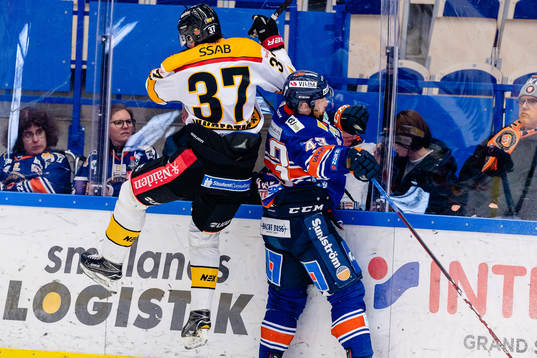 Växjös Nichlas Hardt tacklar Luleås Isac Lundeström