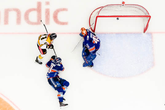 Luleås Petter Emanuelsson (ej i bild) gör mål 1-2