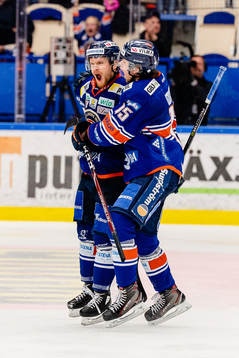 Växjös Brendan Shinnimin och Dominik Bokk jublar