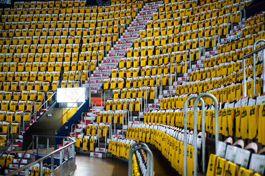 T-shirts med texten "kämpa HV" ligger på stolarna