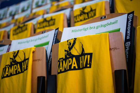 T-shirts med texten "kämpa HV" ligger på stolarna