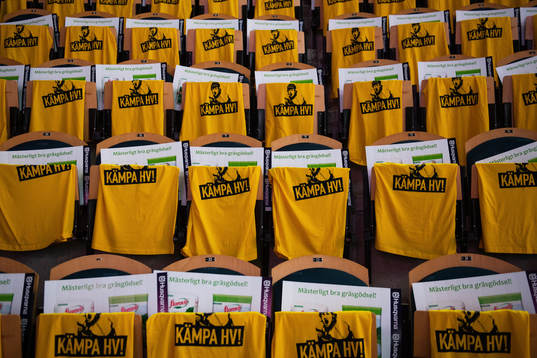 T-shirts med texten "kämpa HV" ligger på stolarna