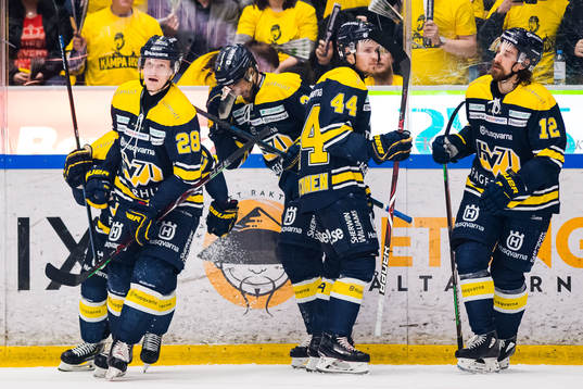 s Anton Bengtsson jublar med lagkamrater