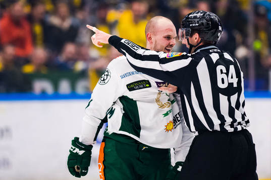 Färjestads Theodor Lennström visas ut