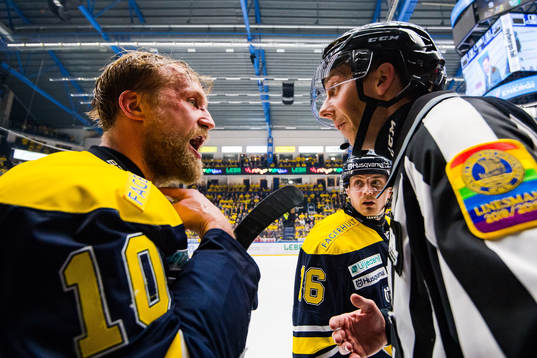 s Martin Thörnberg diskuterar med linjedomaren Andreas