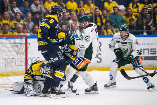 s Christoffer Persson och målvakt Jonas Gunnarsson