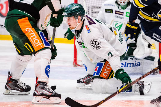 Färjestads Johan Ivarsson med pucken i handen