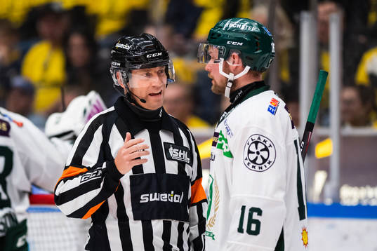 Domare Sören Persson pratar med Färjestads Alexander