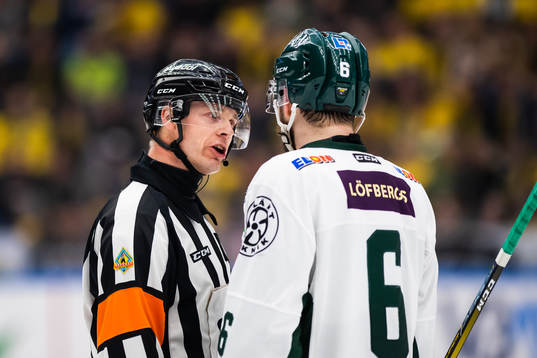 Domare Mikael Andersson pratar med Färjestads Mikael
