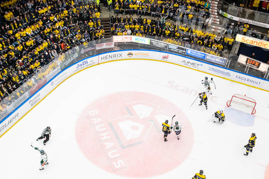 Färjestads Jesse Virtanen (till vänster) jublar