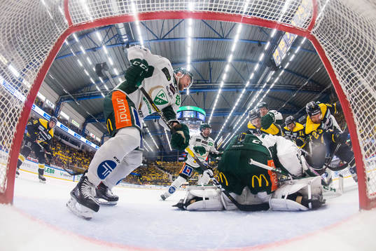 Färjestads Ilari Melart, målvakt Adam Werner  och