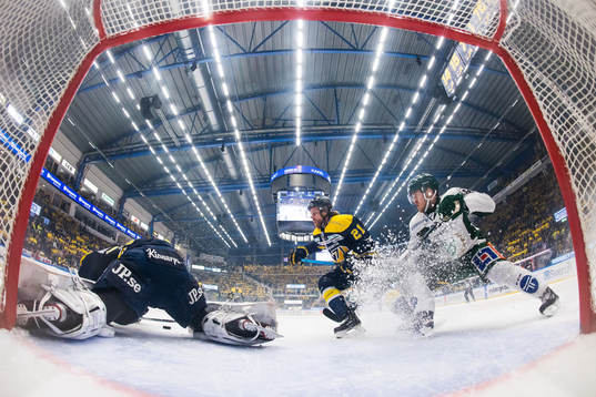 s målvakt Jonas Gunnarsson och Mattias Tedenby