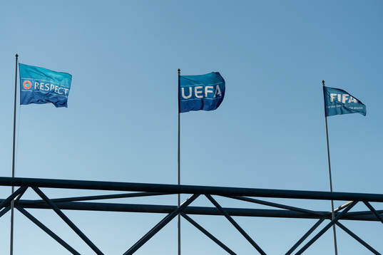 UEFA, FIFA och Respect flaggorna
