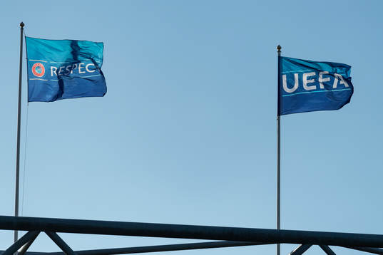 UEFA och Respect flaggorna
