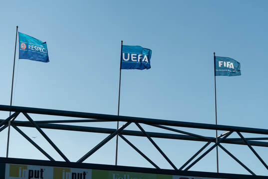 UEFA, FIFA och Respect flaggorna