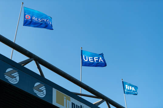 UEFA, FIFA och Respect flaggorna