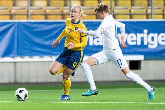 Sveriges Nina Koppang och Slovakiens Sara Krsiakova