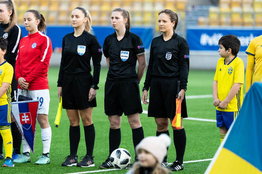Domare Abigail Marriott med assisterande domarna Alexandra