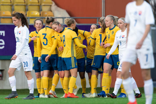 Sveriges Evelina Duljan (skymd i bild) kramas om av