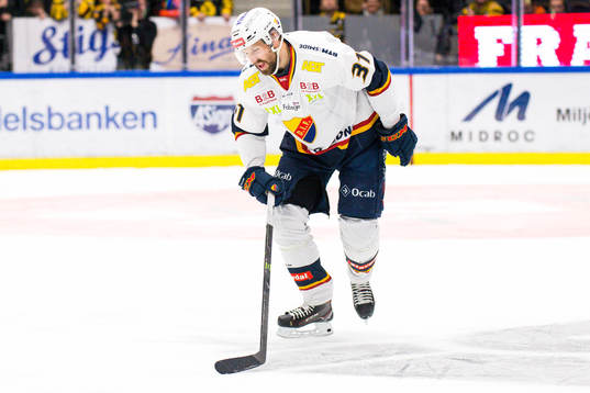 Djurgårdens Dick Axelsson utgick skadad