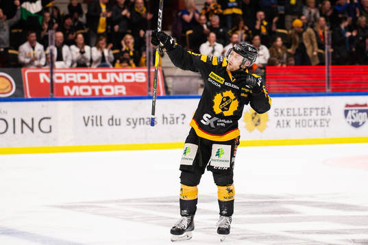 Skellefteås Oscar Möller jublar