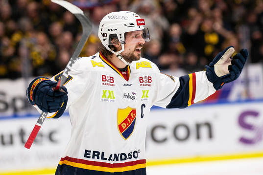 Djurgårdens Jacob Josefson reagerar mot domaren