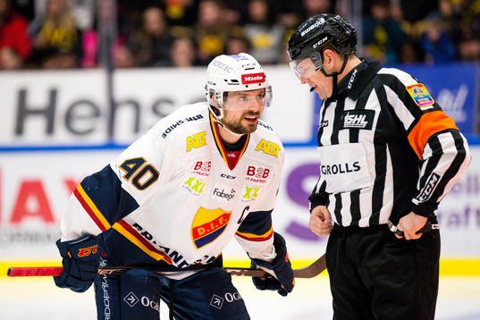 Djurgårdens Jacob Josefson pratar med domare Wolmer Edqvist
