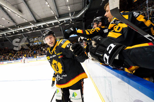 Skellefteås Oscar Möller jublar