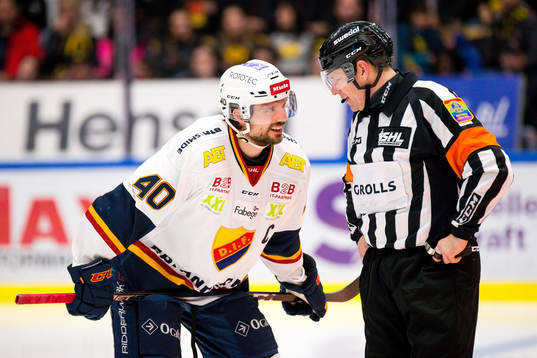 Djurgårdens Jacob Josefson pratar med domare Wolmer Edqvist