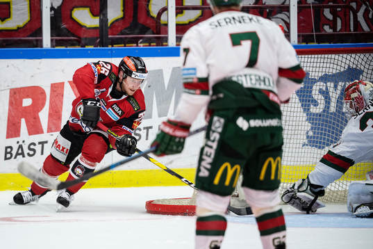 Frölundas målvakt Johan Mattsson räddar puck från