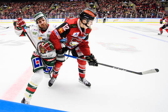 Frölundas Joel Lundqvist och Malmö Redhawks Linus Cronholm